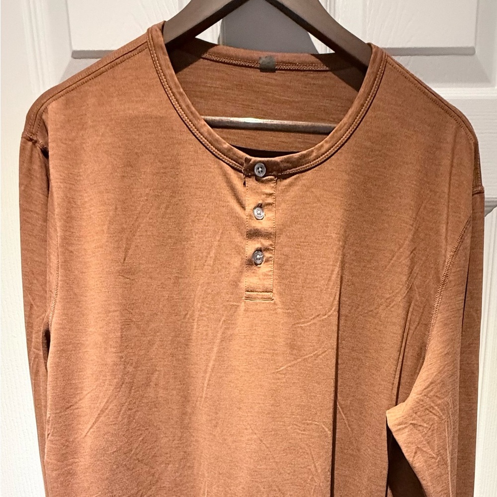 Vuori Men’s Long Sleeve Henley Ease Performance Tee